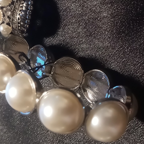 Faux Pearl beaded bracelet & 2 expandable rings . - Picture 4 of 9